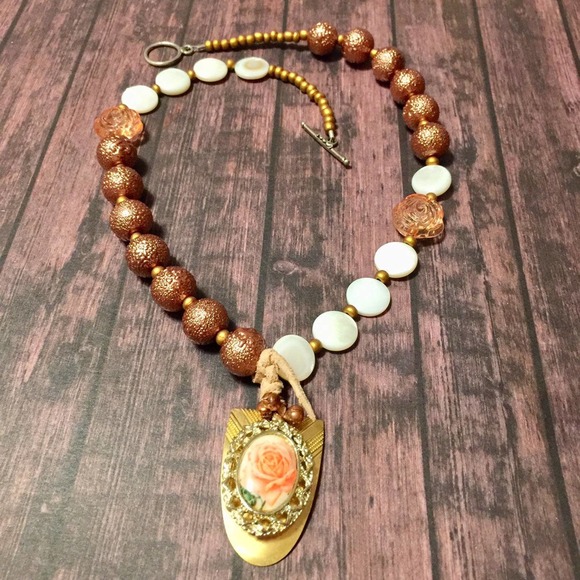 Handmade asymmetrical vintage style rose necklace - Picture 2 of 9